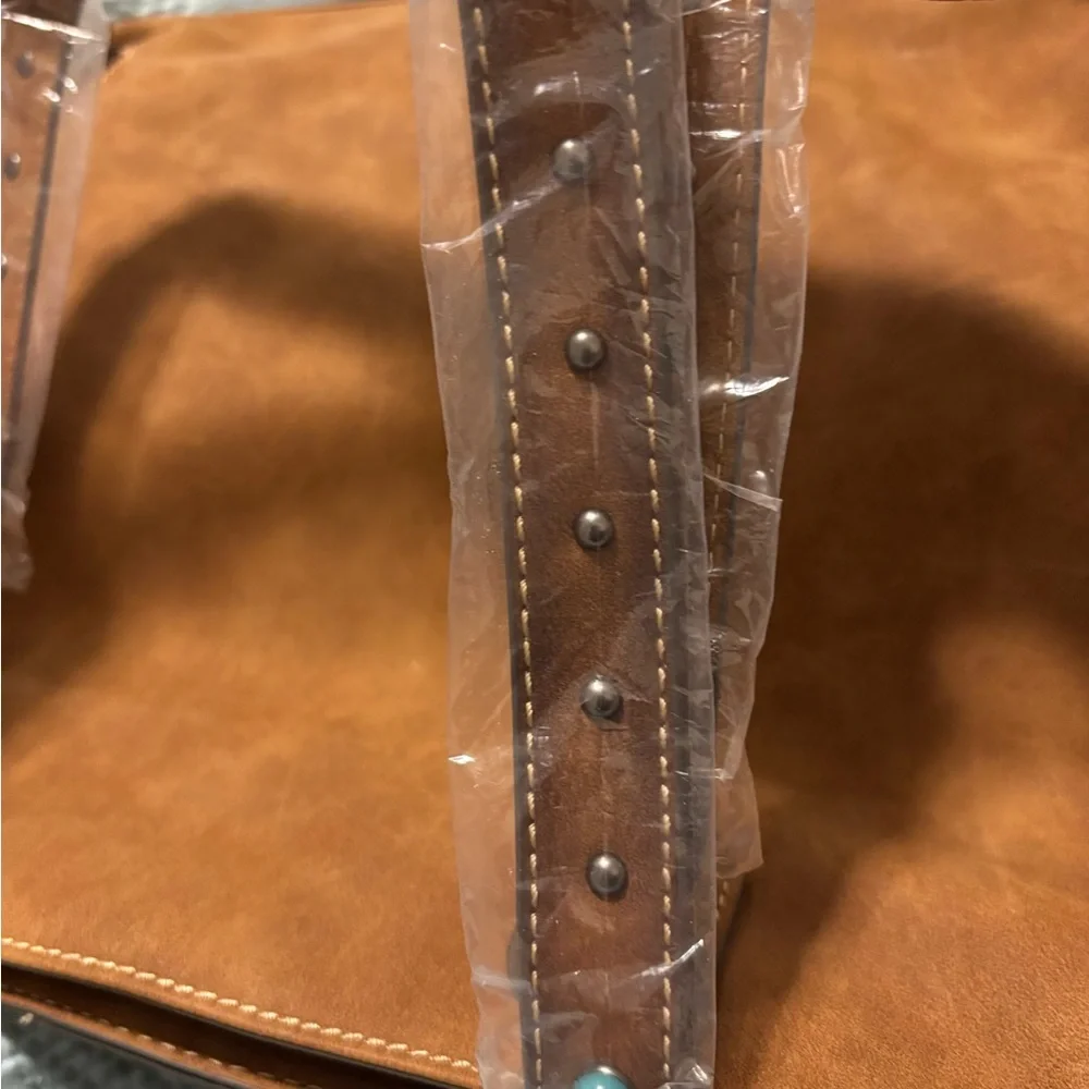 Elegant Tony Lama Brown Concealed Carry Leather Tote with Textured Stripes (NEW) - Picture 7 of 11